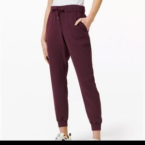 Lululemon On The Fly burgundy maroon joggers size 8 woven